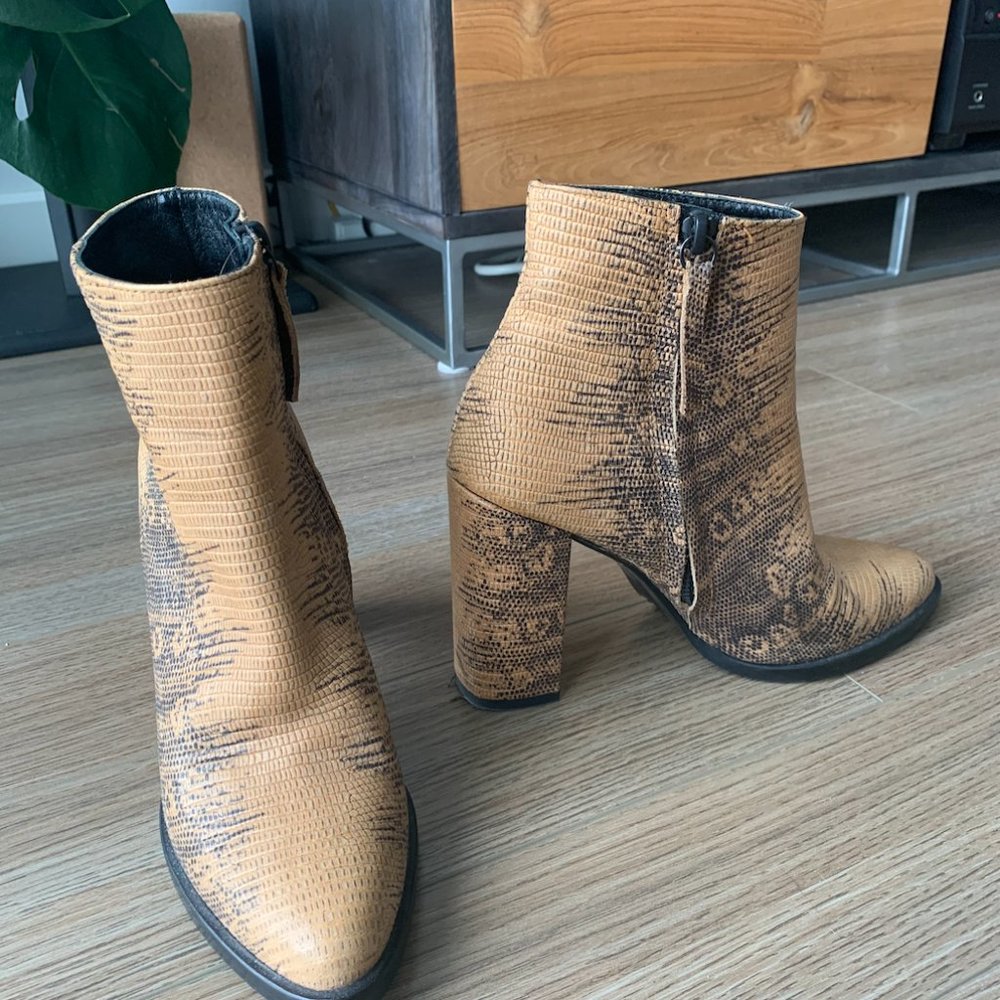 FRĒDA SALVADOR CAMEL SNAKE PRINT BOOTS SIZE 7[NEW]